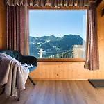 Gemuetliche Berghuette In Den Alpen *