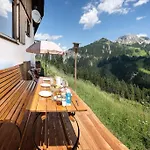 Dağ evi Gemuetliche Berghuette In Den Alpen