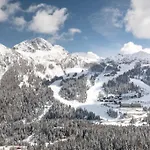 Gemuetliche Berghuette In Den Alpen Dağ evi