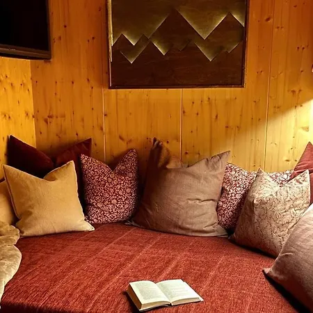 Chalet Gemuetliche Huette In Den Bergen