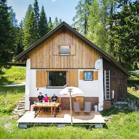 Gemuetliche Skihuette An Der Piste Ski-in & Ski-out