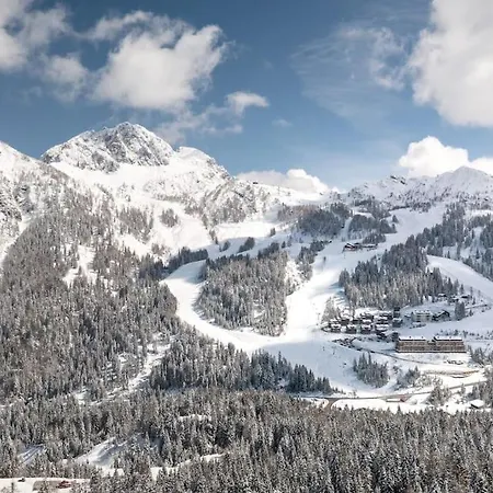 Gemuetliche Skihuette Nassfeld - Ski-In Ski-Out Dağ evi