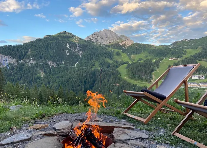 Gemuetliche Berghuette In Den Alpen *