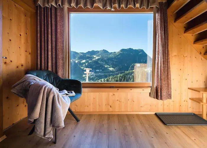 Gemuetliche Berghuette In Den Alpen *