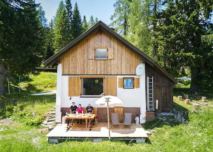 Gemuetliche Skihuette An Der Piste Ski-in & Ski-out